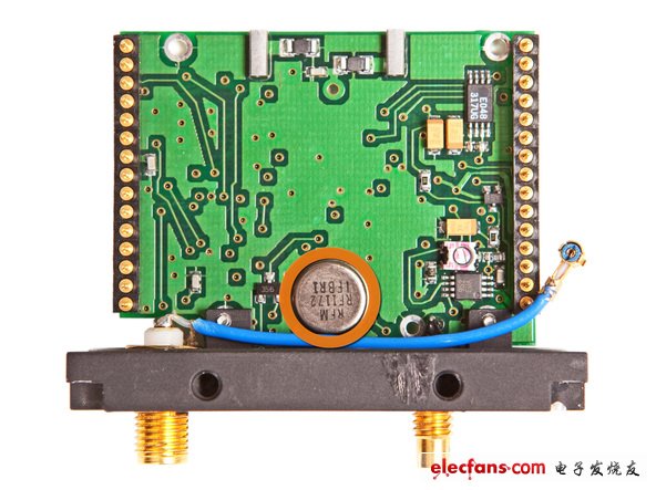 较大的模块内置了跟踪器的天线和RF