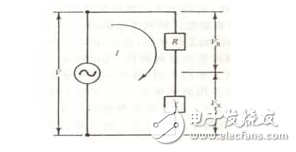 以SnO2气敏元件为例，它是由0.1--10um的晶体集合而成，这种晶体是作为N型半导体而工作的。在正常情况下，是处于氧离子缺位的状态。当遇到离解能较小且易于失去电子的可燃性气体分子时，电子从气体分子向半导体迁移，半导体的载流子浓度增加，因此电导率增加。而对于P型半导体来说，它的晶格是阳离子缺位状态，当遇到可燃性气体时其电导率则减小。