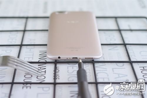 2999元！OPPO R11拆解：居然具备生活防水？(组图)