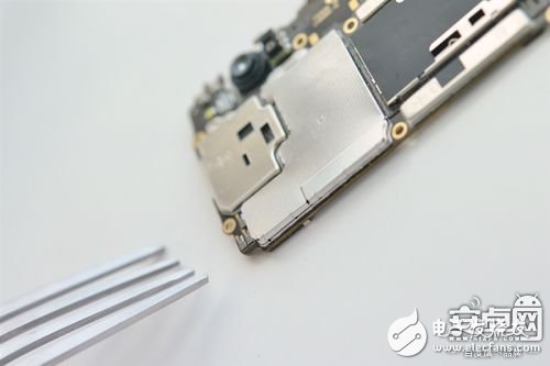 2999元！OPPO R11拆解：居然具备生活防水？(组图)